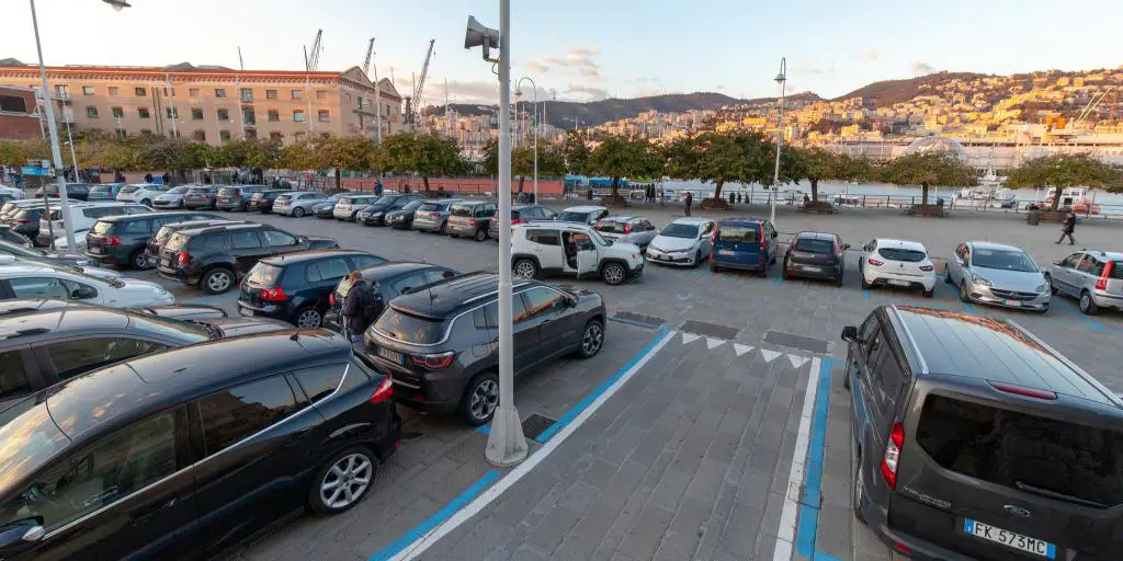 Coches aparcados en mucho en Génova, Italia