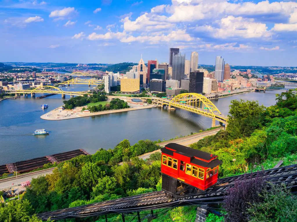 Horizonte e inclinación del centro de Pittsburgh, Pensilvania, Estados Unidos.