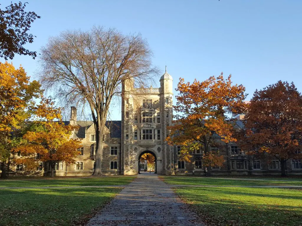 Universidad de Michigan en Ann Arbor en un día soleado.