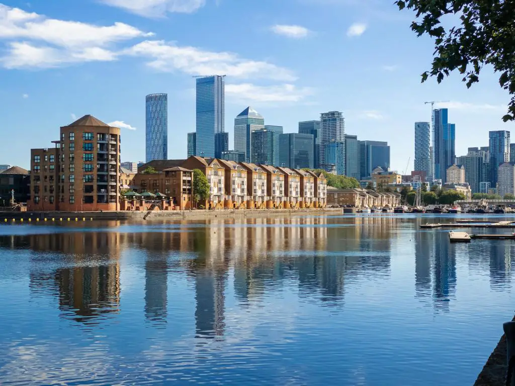 Panorama de Dockland Heritage y Canada Water en un día soleado en Londres