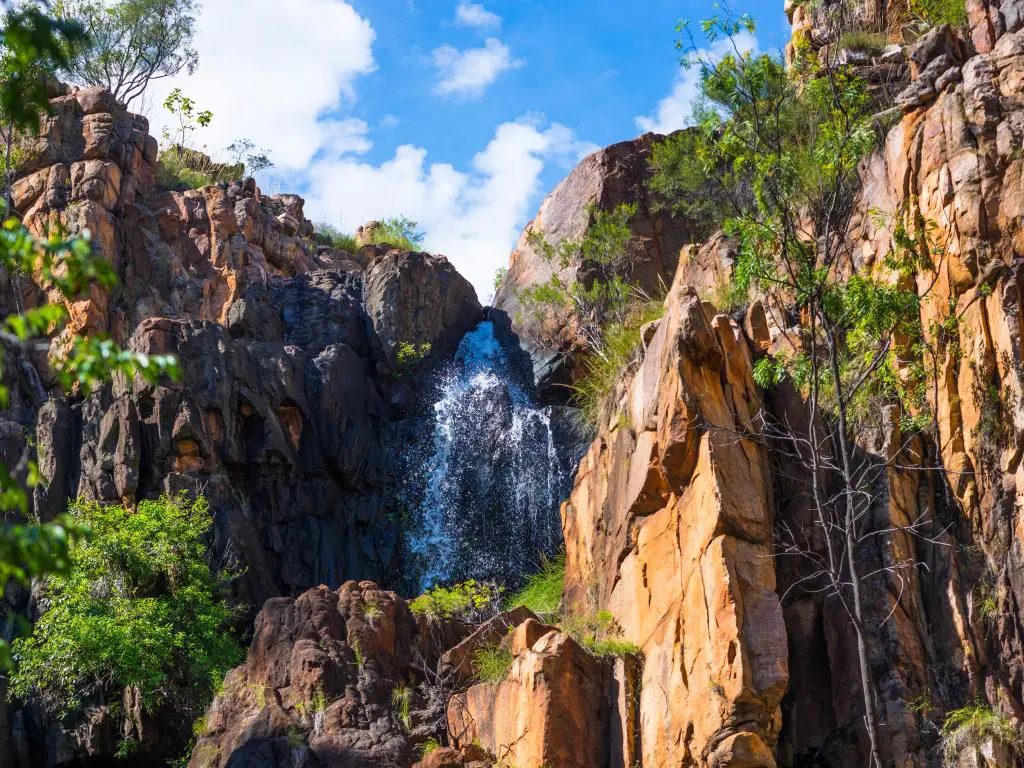 Parque Nacional Nitmiluk (Katherine Gorge), Katherine, Australia, con impresionantes cascadas y altos acantilados rocosos en un día soleado.