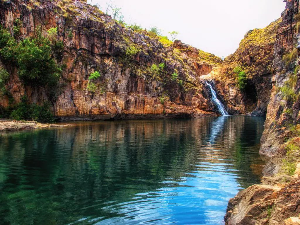 Parque Nacional Kakadu, Territorio del Norte, Australia tomada en Maguk (Garganta de Barramundi) - un pozo popular para nadar en el Parque Nacional Kakadu con una cascada y agua rodeada de altos acantilados.
