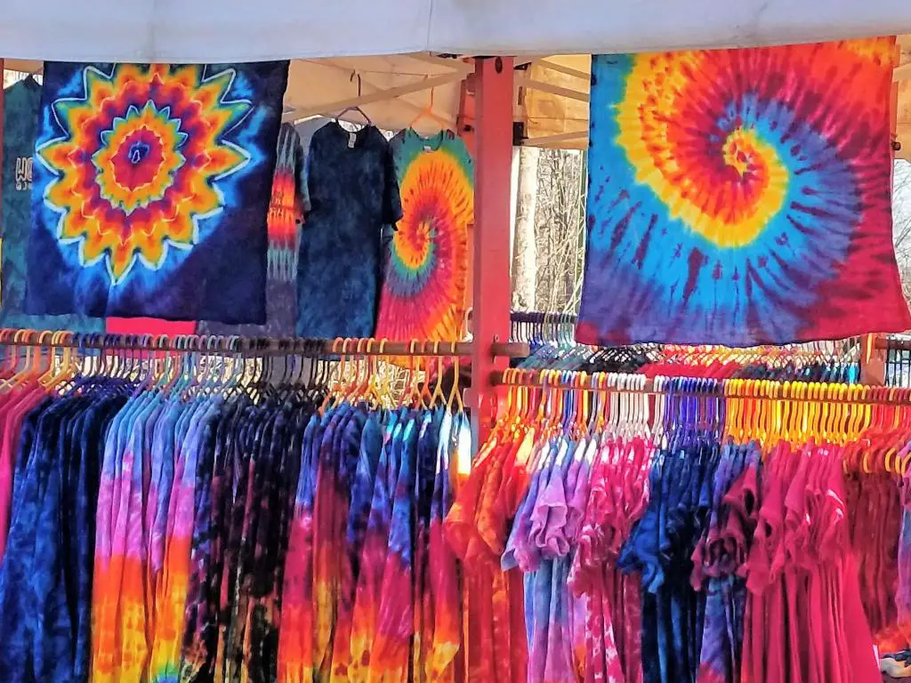 Tie Dye Vendor Woodstock NY, rindiendo homenaje a un pasado colorido.