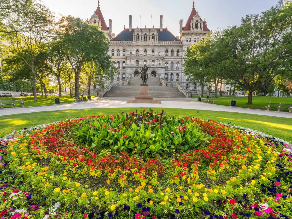 Edificio del Capitolio del Estado de Nueva York desde West Capitol Park en Albany.  Nueva York