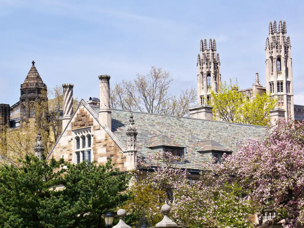 Universidad de Yale Sterling Law edificio torres victorianas ornamentadas New Haven Connecticut