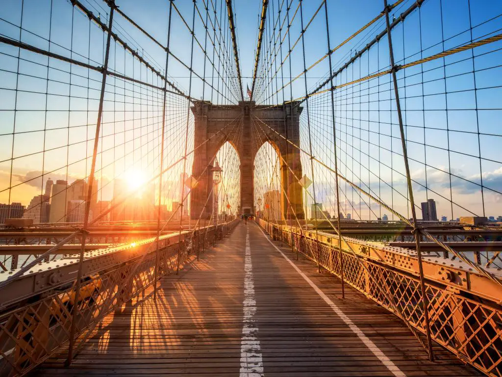 Puente de Brooklyn en la ciudad de Nueva York, Estados Unidos, durante la puesta de sol.