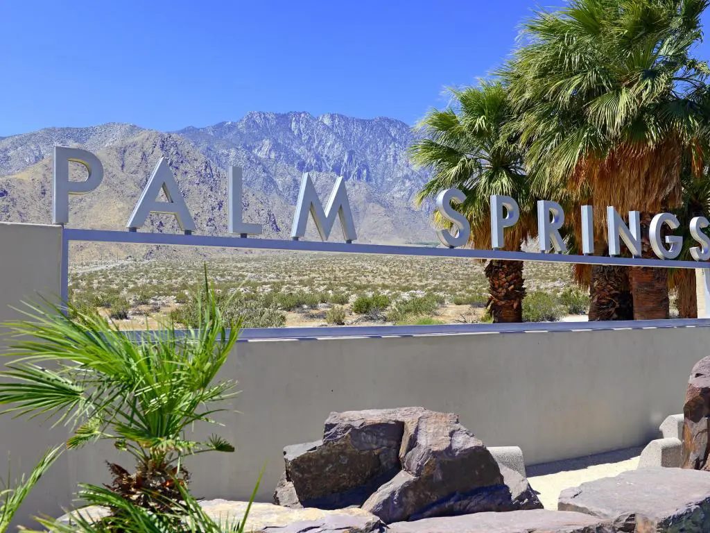 Palm Springs, California, EE.UU. con el cartel de Palm Springs, el fondo del desierto y el telón de fondo de la montaña San Jacinto en un día claro y soleado.