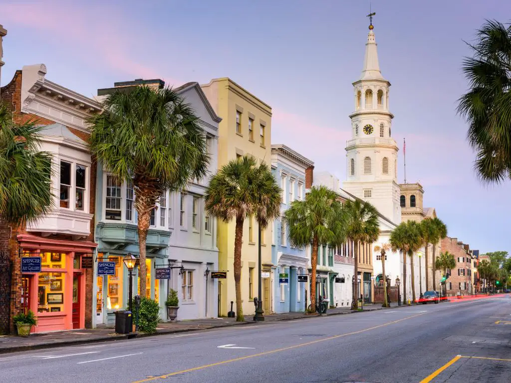 Charleston, Carolina del Sur, EE.UU., con tiendas que bordean la calle Broad en el Barrio Francés, tome al atardecer temprano.