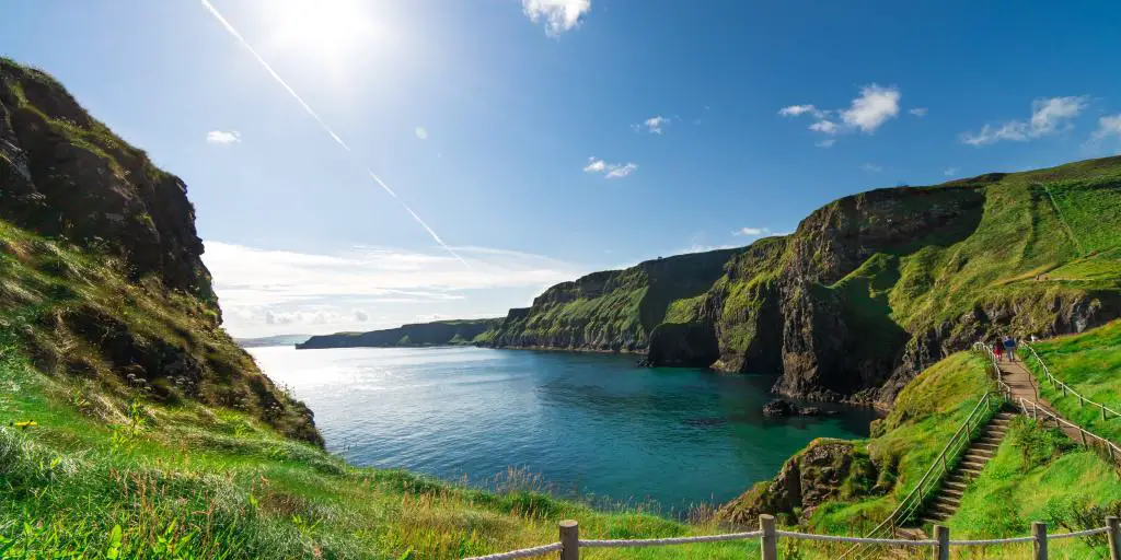 Hermoso paisaje de acantilados en Irlanda, con una escalera siguiendo la ronda de la costa
