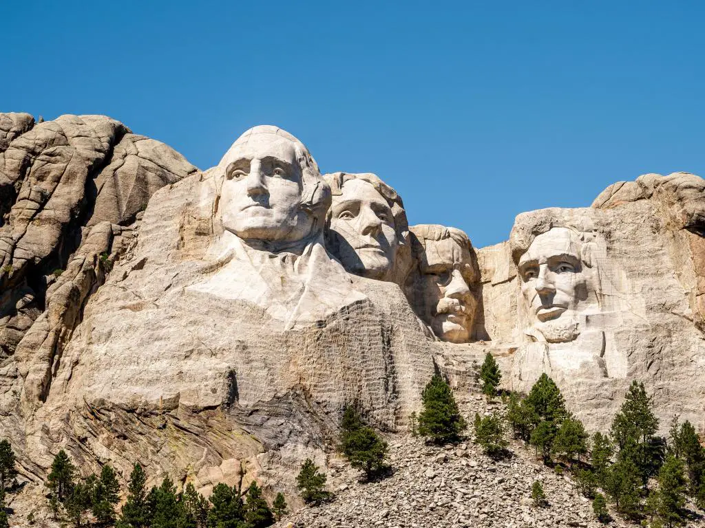 Monumento Nacional Monte Rushmore, Dakota del Sur, EE.UU. tomado en uno de los famosos parques nacionales y monumentos en un día claro y soleado.