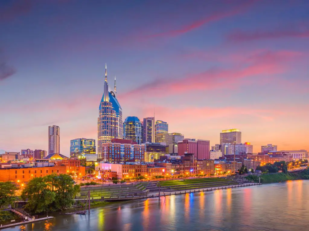 El centro de la ciudad de Nashville, Tennessee, EE.UU. en el río Cumberland a primera hora de la tarde. 