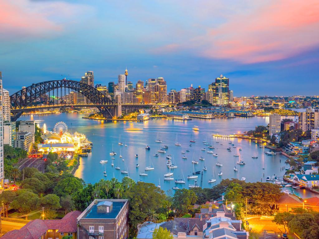Sydney Harbour Bridge y alrededores al atardecer