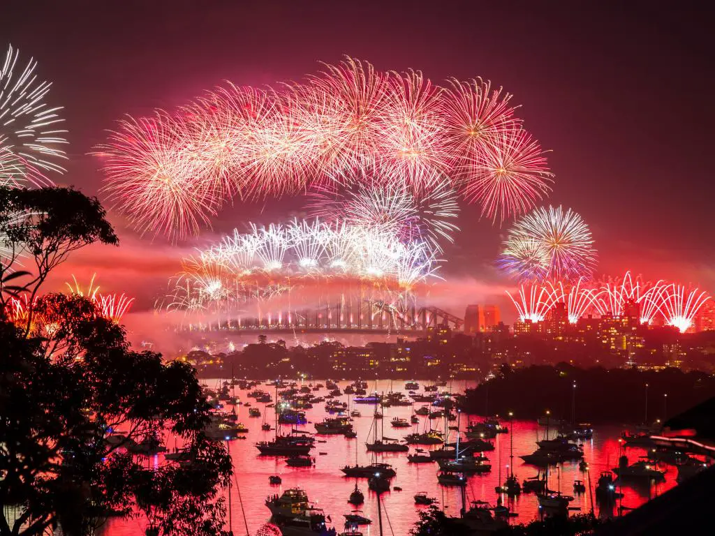 Fuegos artificiales en Sydney en Nochevieja, con barcos en primer plano 