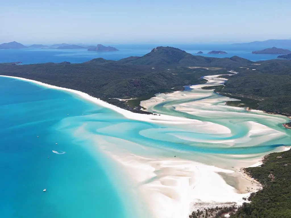 Vista aérea de las islas Whitsunday frente a la costa australiana con arenas blancas y aguas cristalinas de color turquesa