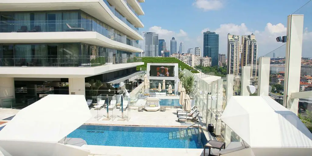 La piscina de la terraza fuera del Hotel Raffles en Estambul, Turquía