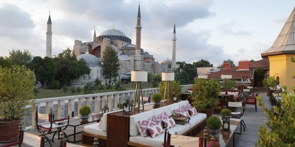 Sofás y sillas en la terraza de Four Seasons en Sultanahmet en Estambul, con Hagia Sophia al fondo