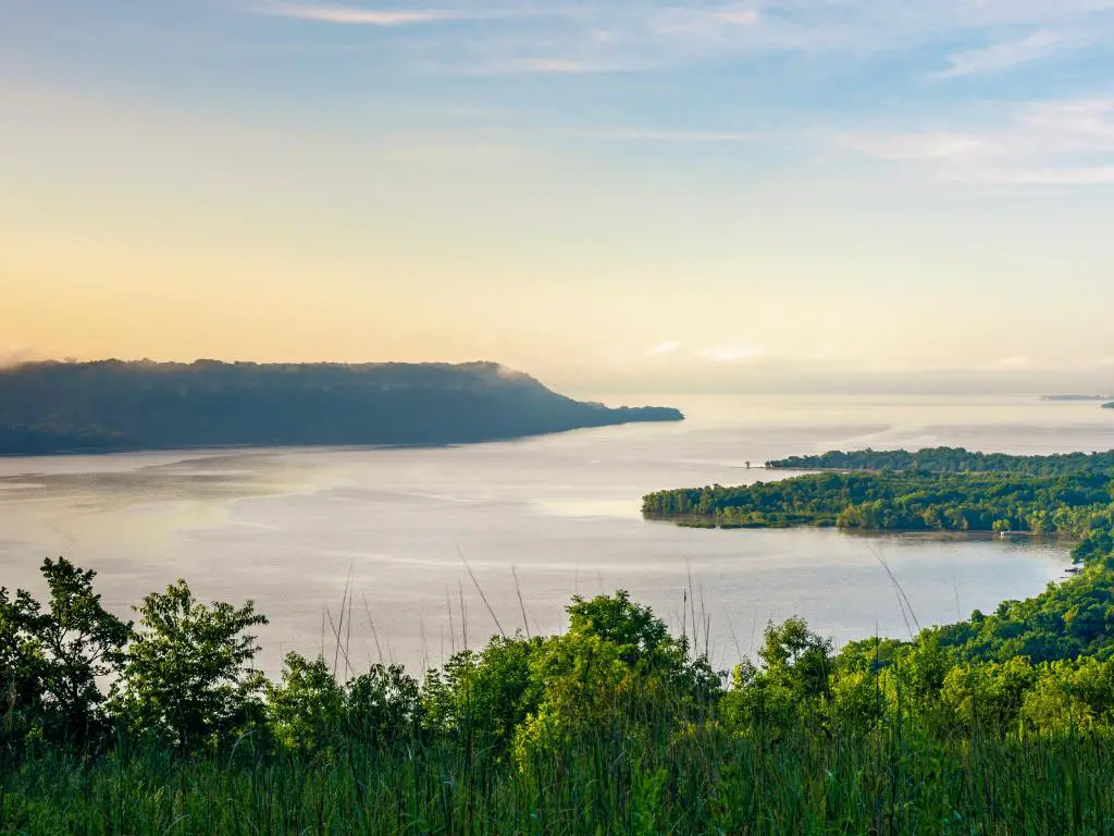 Lake Pepin, Wisconsin, Estados Unidos, con una vista panorámica del río Mississippi y el lago Pepin en una mañana de verano.