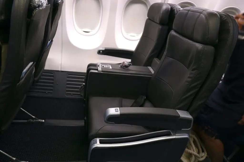 Asiento de primera clase de American Airlines que muestra espacio para las piernas.