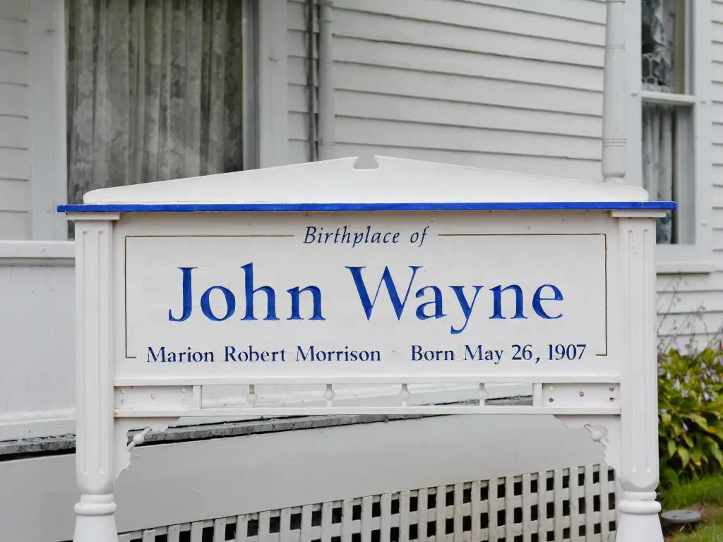 Firmar en el lugar de nacimiento de John Wayne.  En los terrenos del museo que se abrió al público en mayo de 2015.