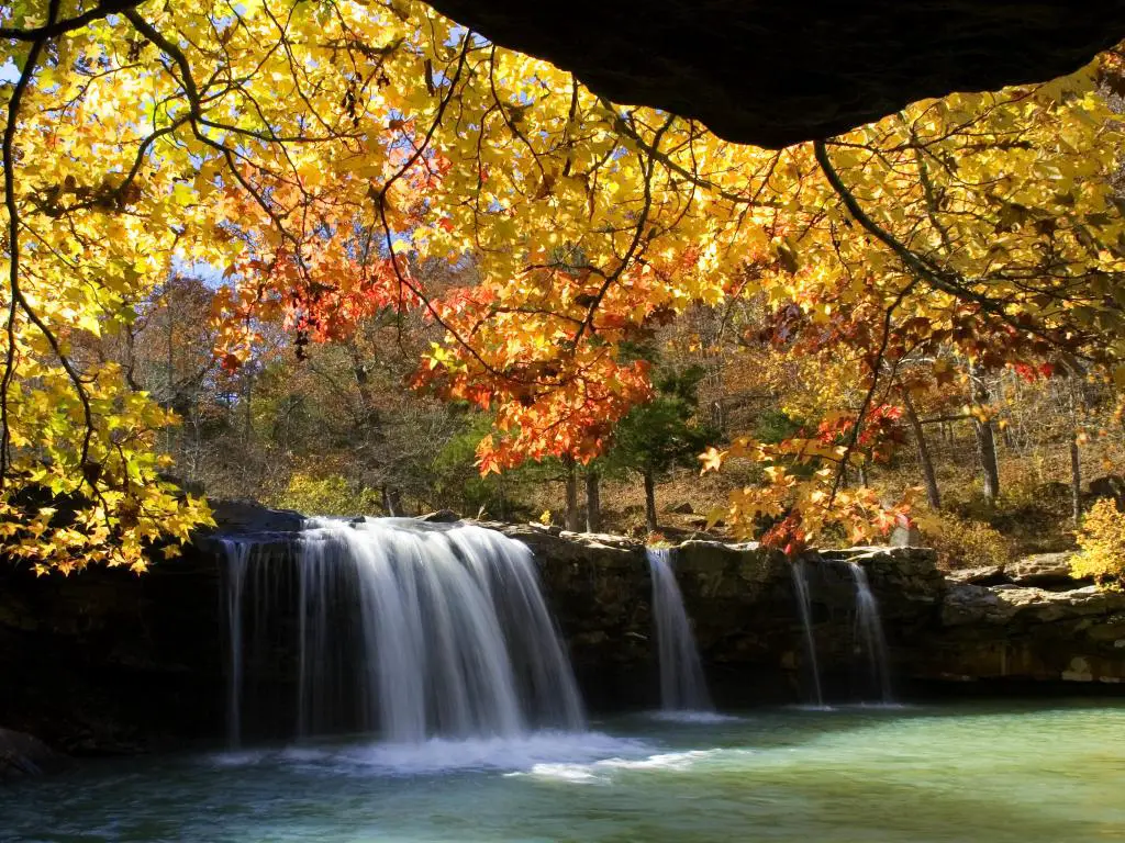 Bosque Nacional Ozark, Arkansas, EE.UU. con el otoño que rodea las cataratas Falling Water Falls con espectaculares colores otoñales en las hojas.
