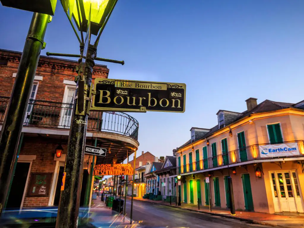 Nueva Orleans, Luisiana, Estados Unidos, con vistas a los pubs y bares con luces de neón en el Barrio Francés a primera hora de la tarde. 