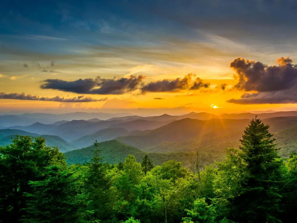 Montañas Apalaches, Carolina del Norte, EE. UU. Con una puesta de sol sobre las Montañas Apalaches desde Caney Fork Overlook en Blue Ridge Parkway en Carolina del Norte.