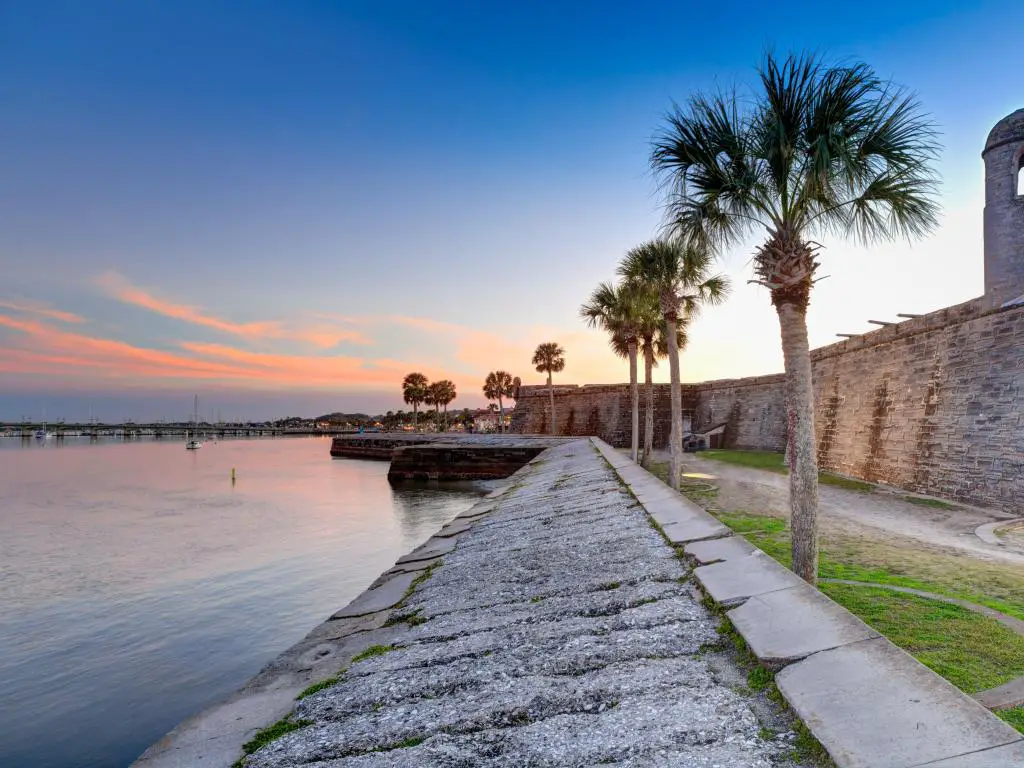 San Agustín, Florida, EE.UU. tomada en el fuerte español al atardecer con palmeras que bordean el borde.