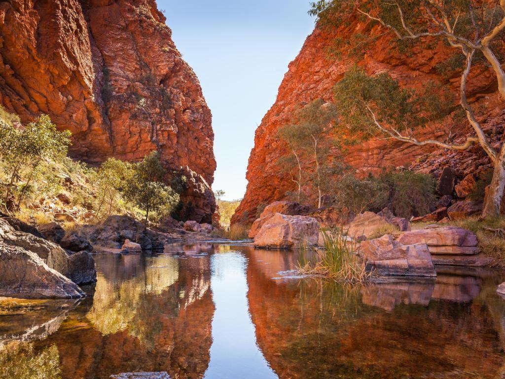 Simpson Gap, 22 km al oeste de Alice Springs.  Arroyo espectacular que corre entre enormes rocas rojas