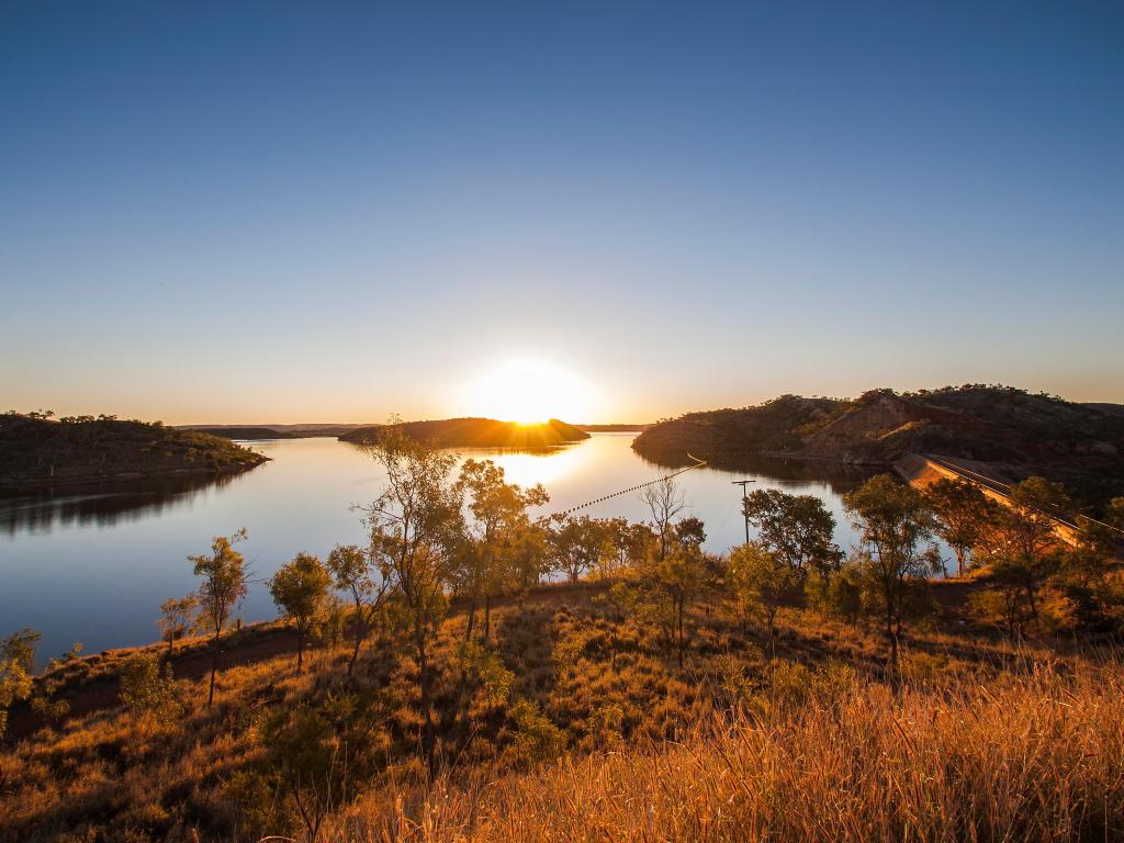 Lago Moondarra en Australia al atardecer con arbustos en primer plano 