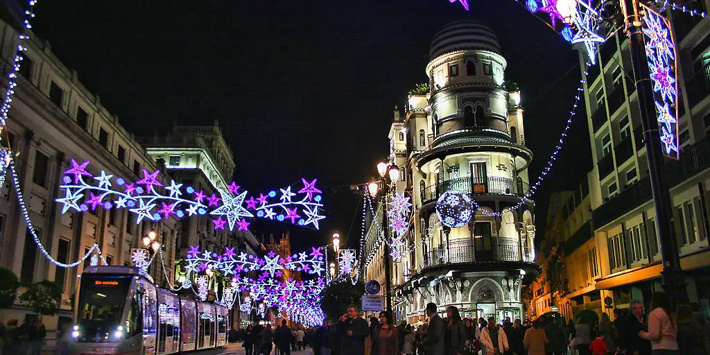 Las luces moradas de la feria se ciernen sobre las calles de Sevilla en Navidad
