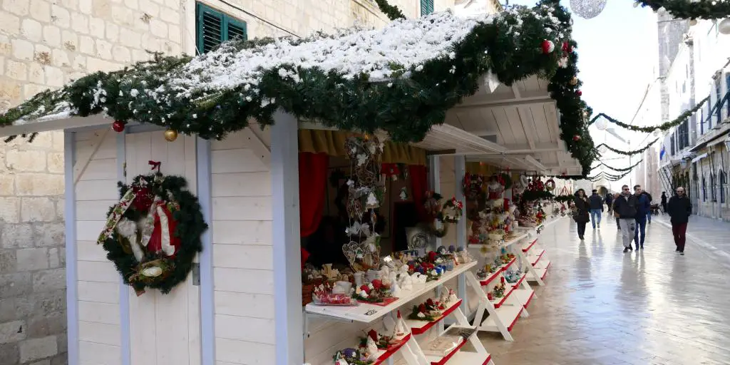 Una cabaña que vende regalos en la Feria de Navidad de Dubrovnik, Croacia 