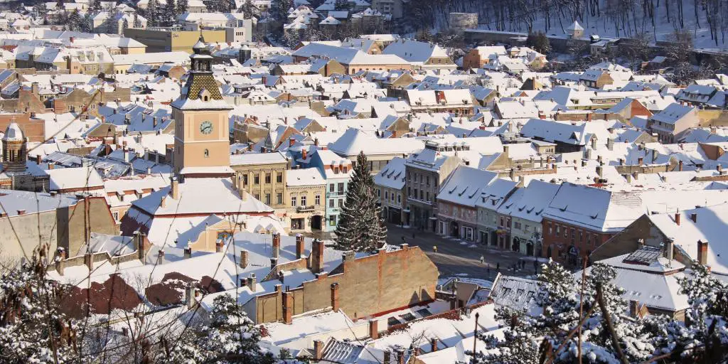 Tejados nevados en Brasov, Rumania en Navidad