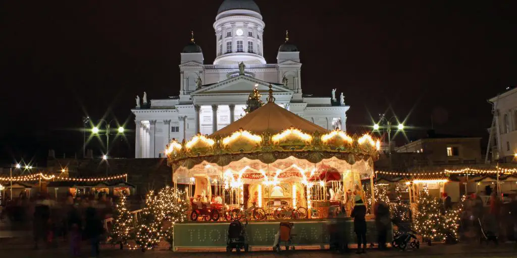 Carrusel y puestos en el mercado navideño de Helsinki, Finlandia 