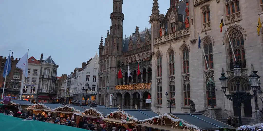 Chalets y Provinvaal Hof en el mercado navideño de Brujas, Bélgica