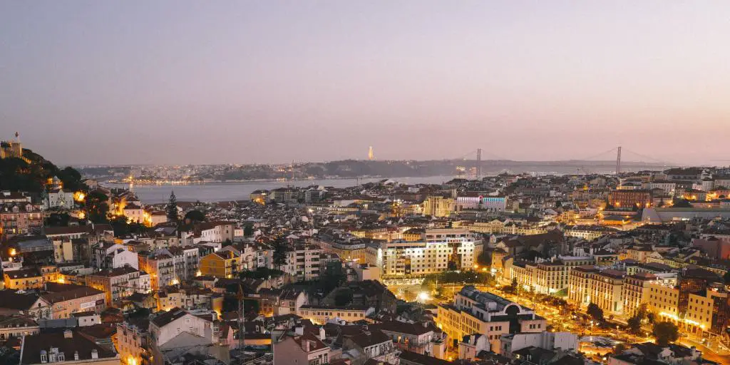 Una vista del paisaje urbano de Lisboa durante una puesta de sol púrpura