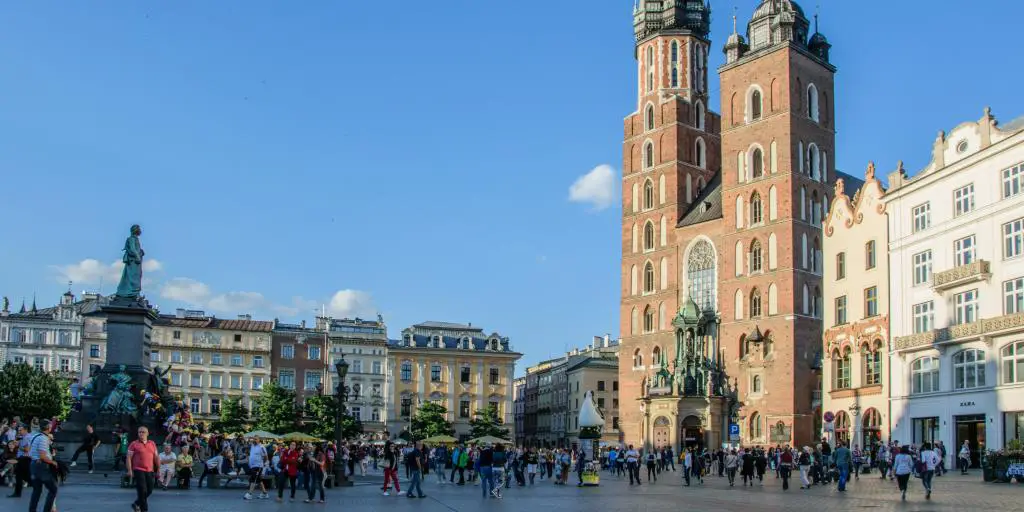 La antigua plaza del mercado de Cracovia con gente dando vueltas por la plaza
