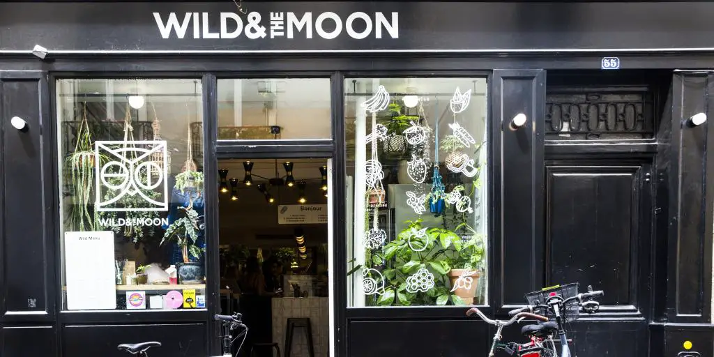 Una bicicleta fuera del café Wild and the Moon en París