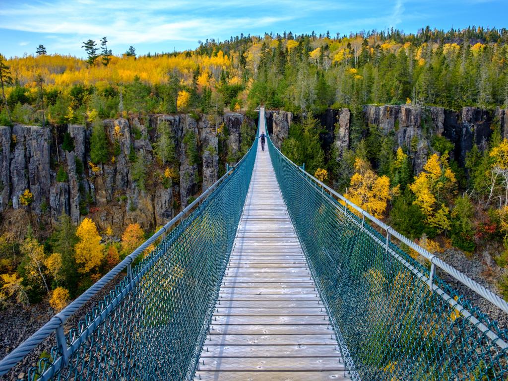 El puente colgante más largo de Canadá en Eagle Canyon, cerca de Thunder Bay, Ontario