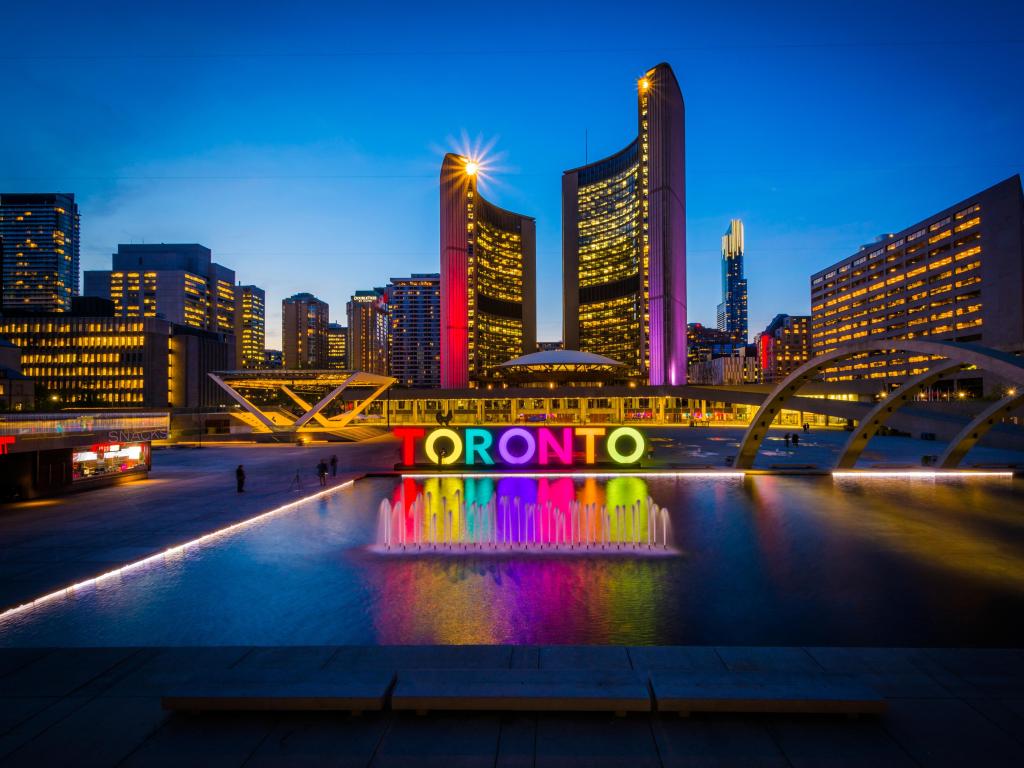 Vista de Nathan Phillips Square y Toronto Sign en el centro por la noche, en Toronto, Ontario.