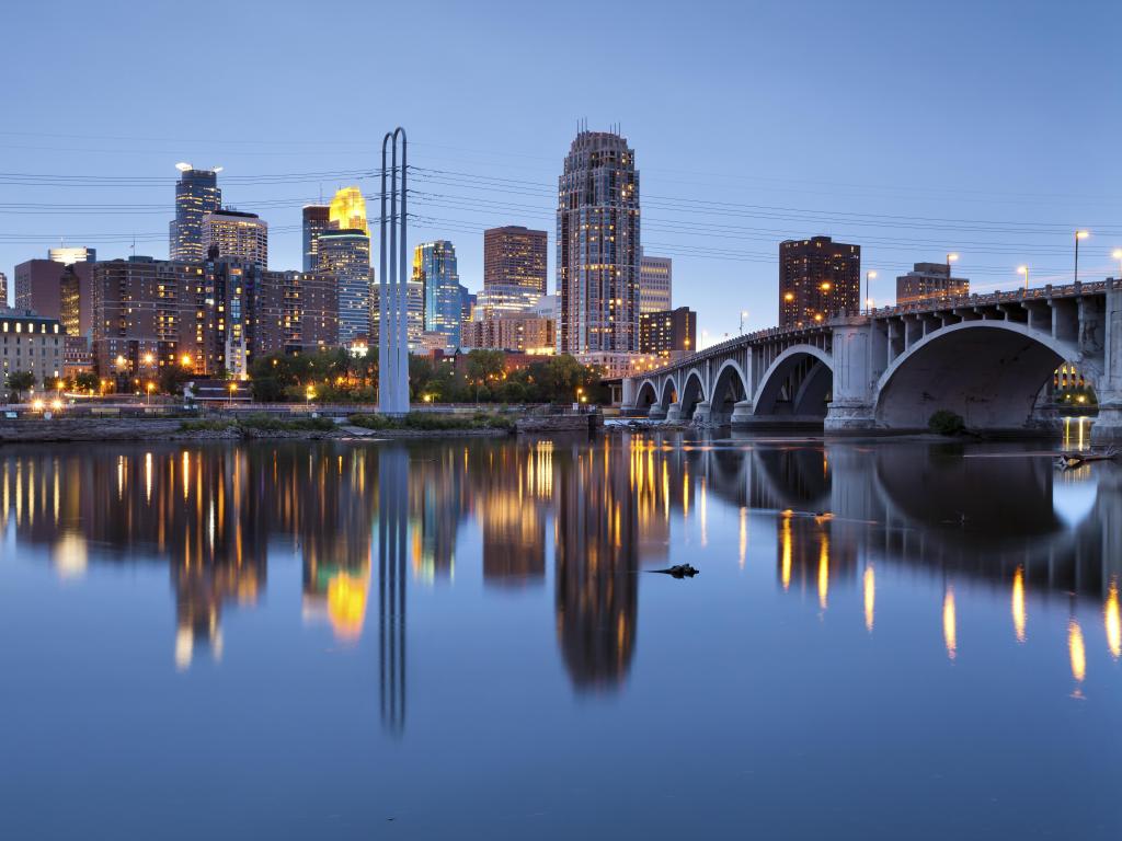 Minneapolis.  Imagen del centro de Minneapolis al atardecer.
