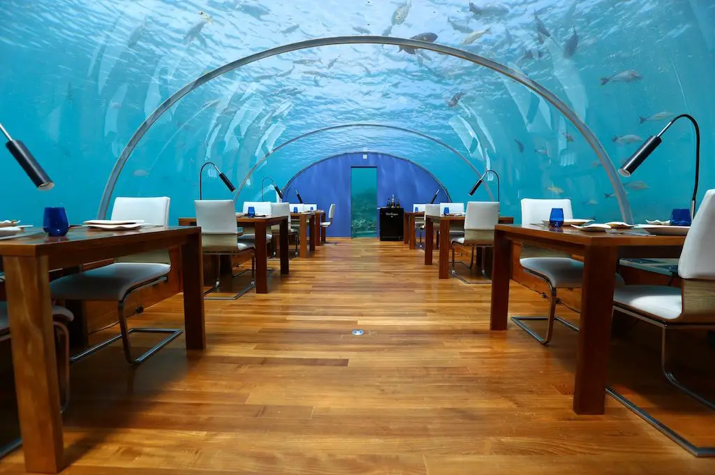   Un restaurante submarino en las Maldivas.