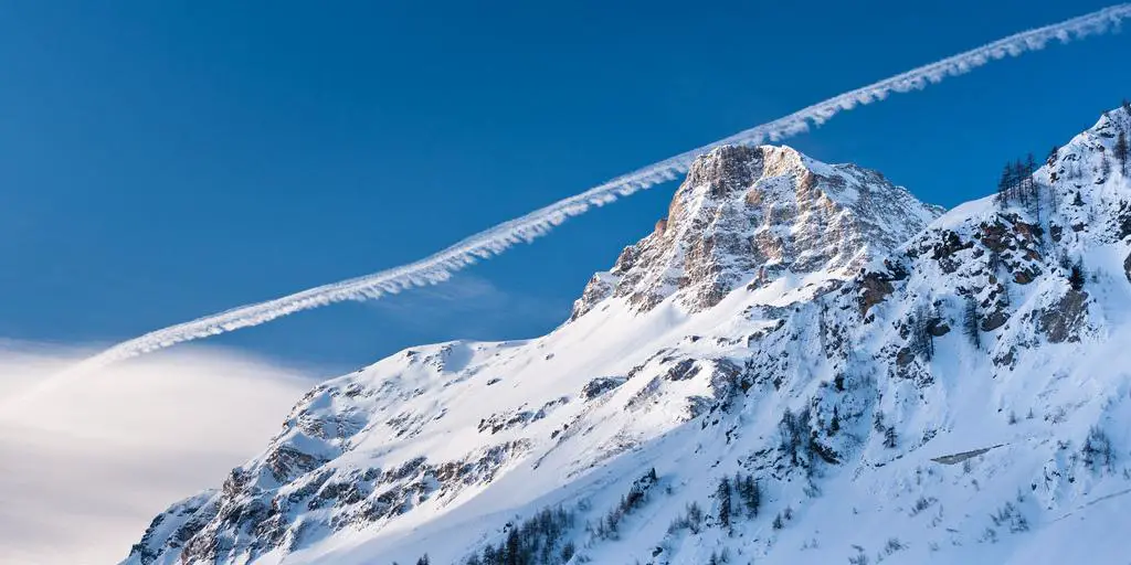 El pico Rocher de Charvet en la localidad de Val d'Isere con un rastro de avión detrás