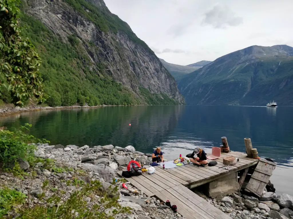 Preparando el almuerzo junto al lago en Noruega