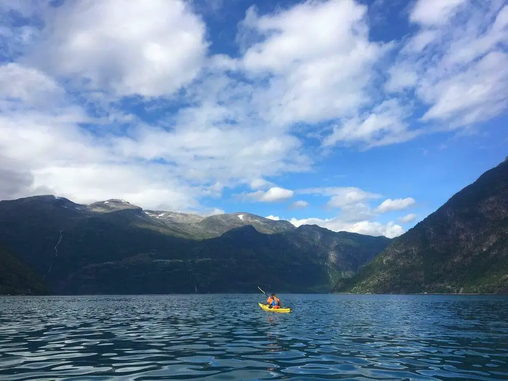 Un kayakista en un día soleado en Noruega