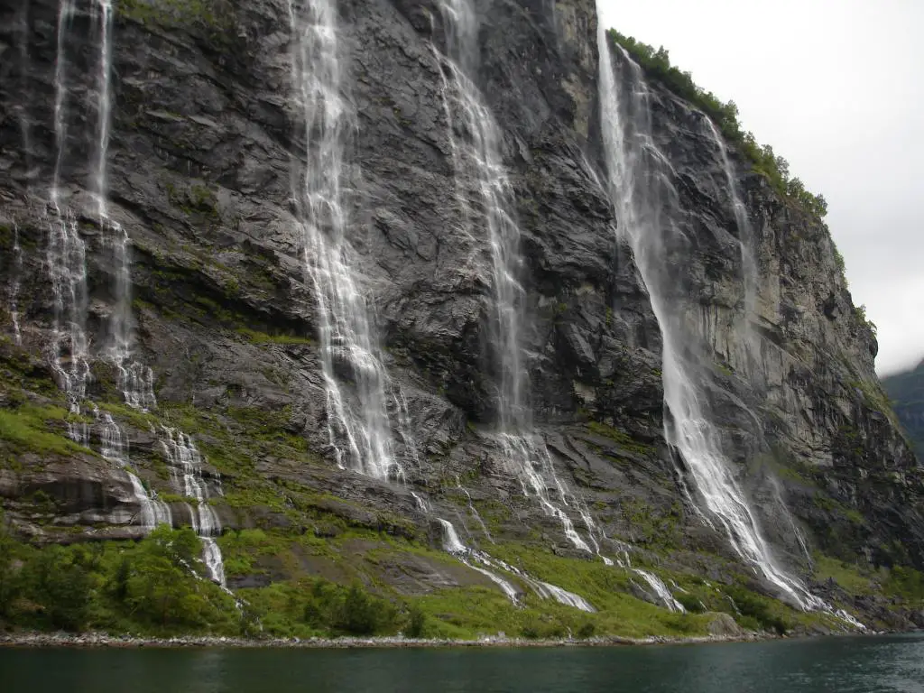 Las corrientes de agua caen en cascada por una montaña en la cascada Seven Sisters
