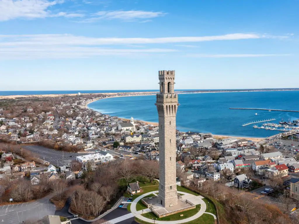 Provincetown, Cape Cod, Massachusetts, EE.UU. tomada como una vista aérea en un día soleado.