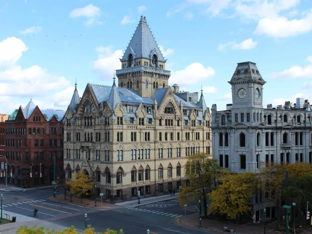 Syracuse, Nueva York, Estados Unidos, con una arquitectura impresionante en Clinton Square en un día soleado.