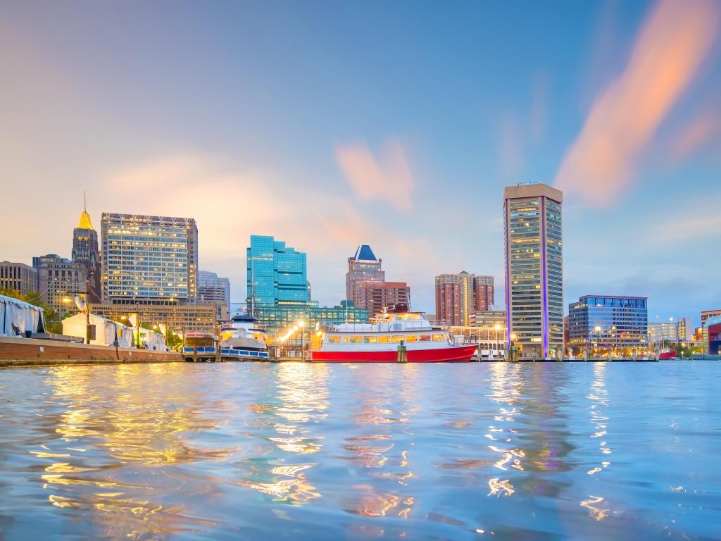 Baltimore, Maryland, EE.UU. con vistas a la zona de Inner Harbor en el centro de Baltimore al atardecer.