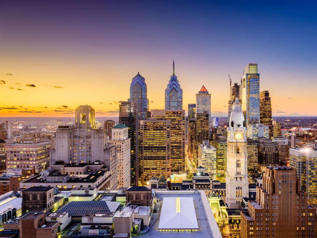 Filadelfia, Pensilvania, EE.UU. el centro de la ciudad al anochecer.