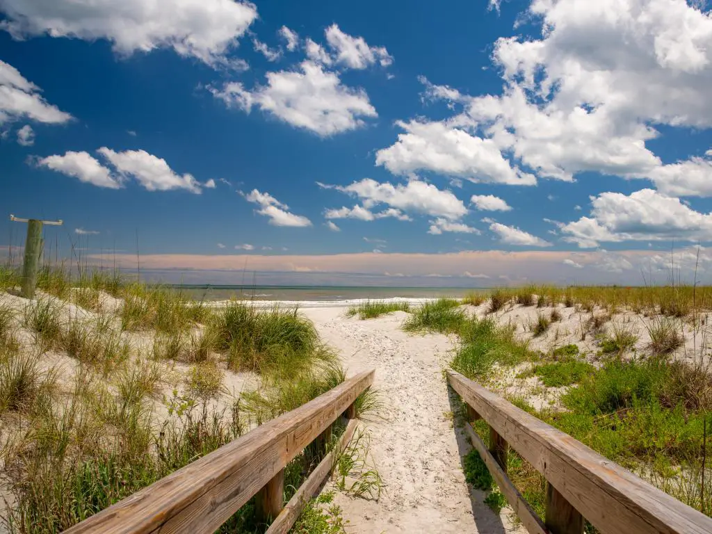 Jacksonville Beach, Florida, Estados Unidos, tomada en un hermoso día con dunas de arena que conducen al mar.